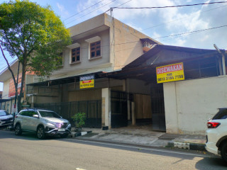 DISEWAKAN RUMAH / RUKO MEWAH SETRATEGIS LUAS BANGET DEKAT SAMUDRA