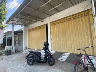 Disewakan Ruko 2 lantai murah, ukuran 20x15 bisa masuk 5mobil. Kota Bojonegoro